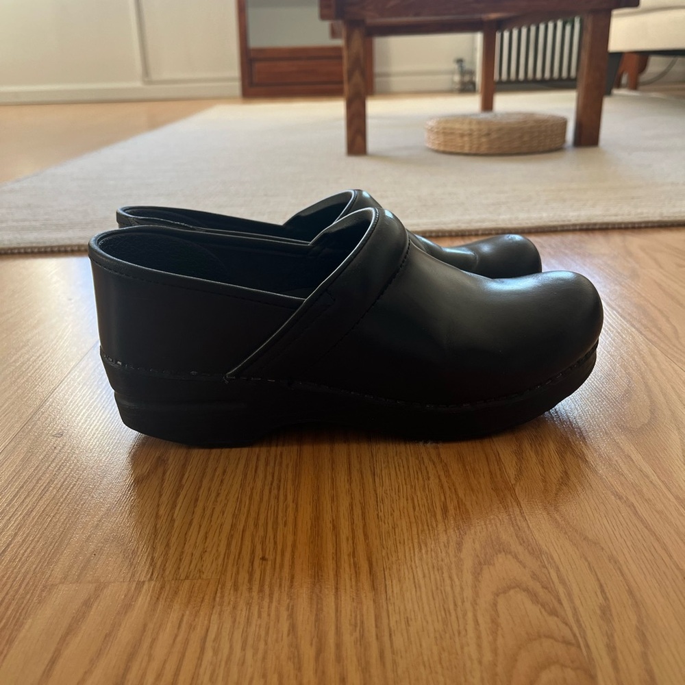 Dansko Clog | Black (size 39)